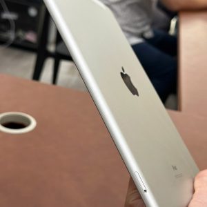 Ipad Gen 8 bản 4G + 32Gb màu Bạc đẹp 99%